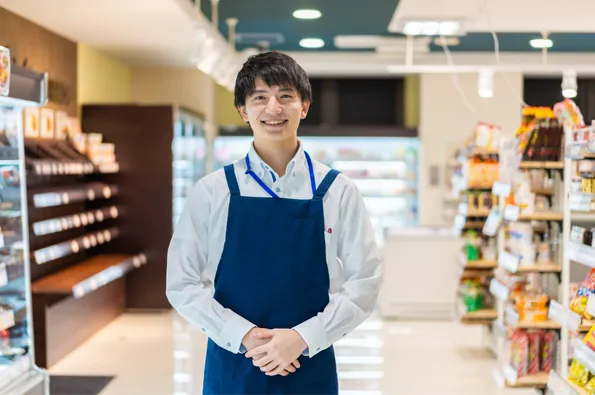 매장에 선 편의점 점원
